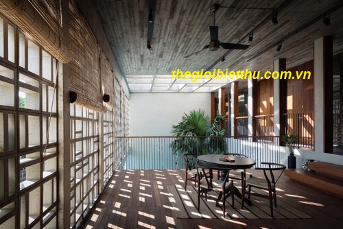 Long description image 1